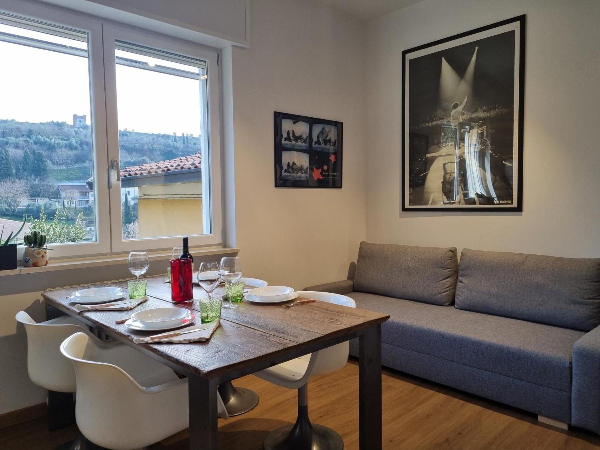 Dear George, House Apartamento